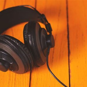 Um fone de ouvido para não ouvir o noivo cantando no chuveiro