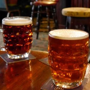 Cerveja enquanto o noivo espera a noiva voltar das compras